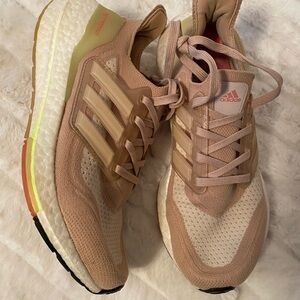 GUC Adidas Women's Beige and White Athletic Shoes